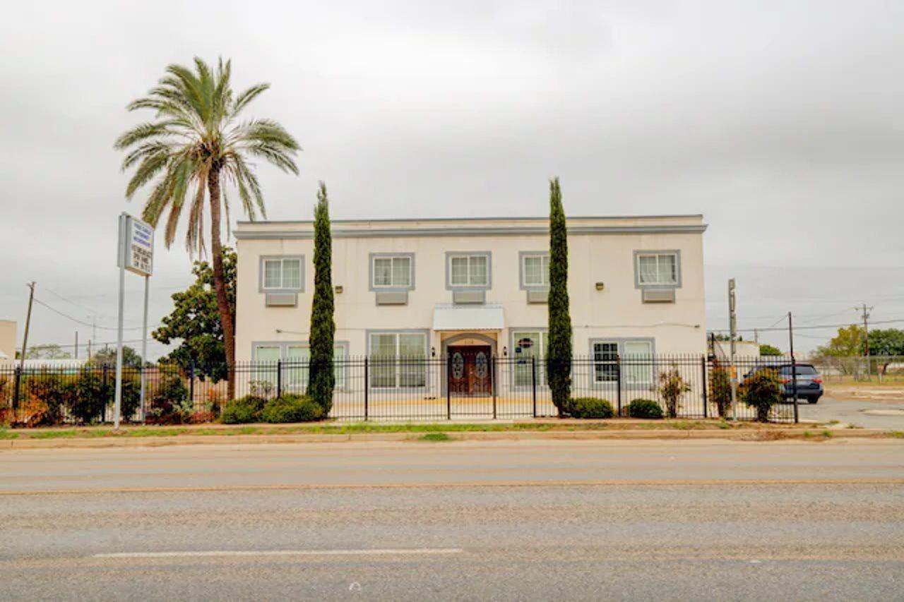 Hotel Dilley Grand エクステリア 写真
