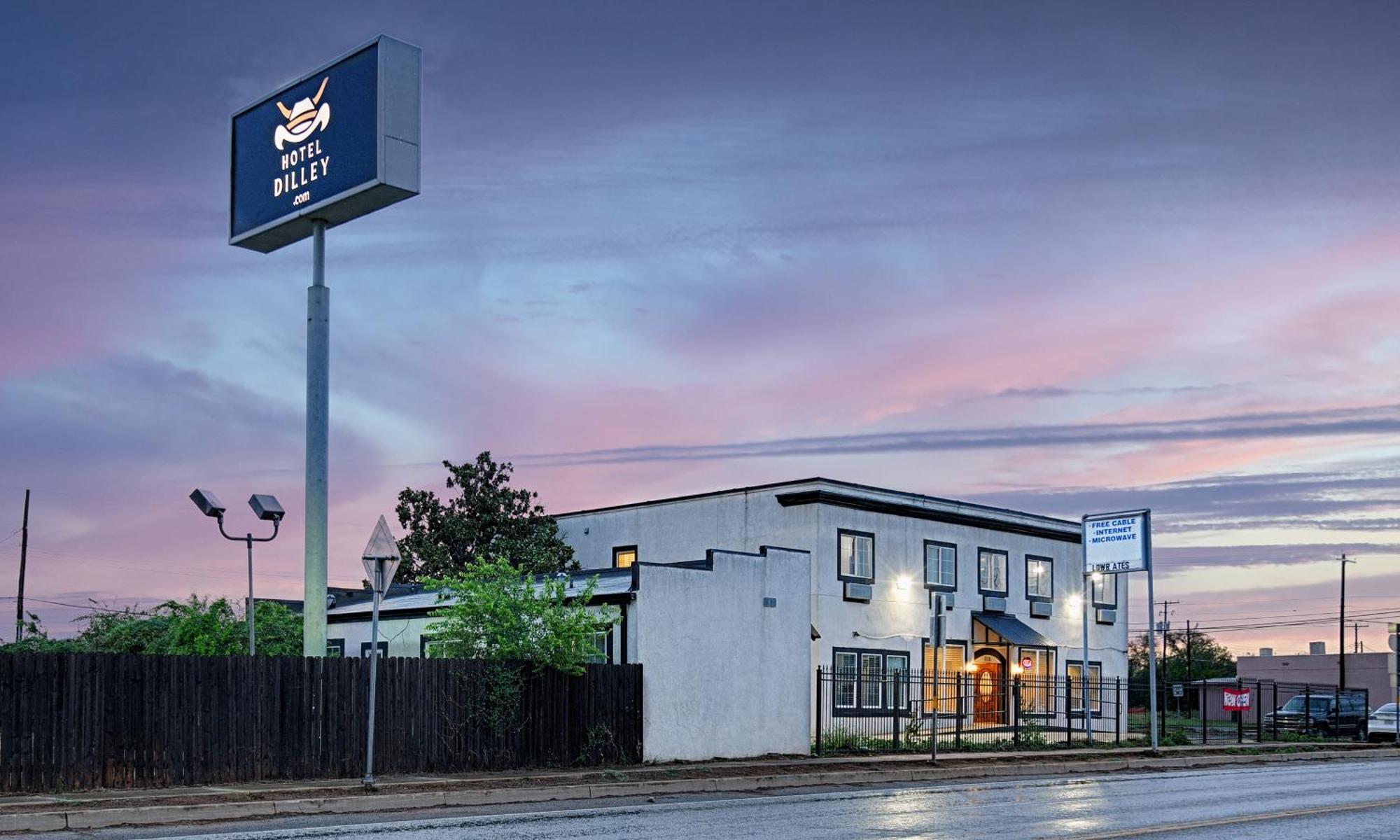 Hotel Dilley Grand エクステリア 写真